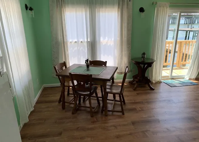 The Boat House - Water Front, Wifi, Pet Friendly Home